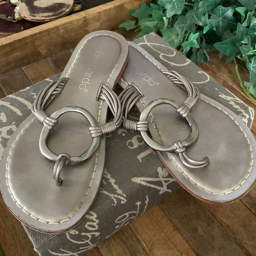 Bernardo metallic silver, size 8